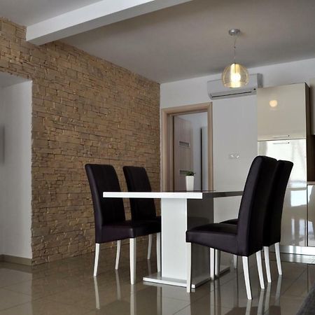 Bay Sascica Apartment Sali Bagian luar foto