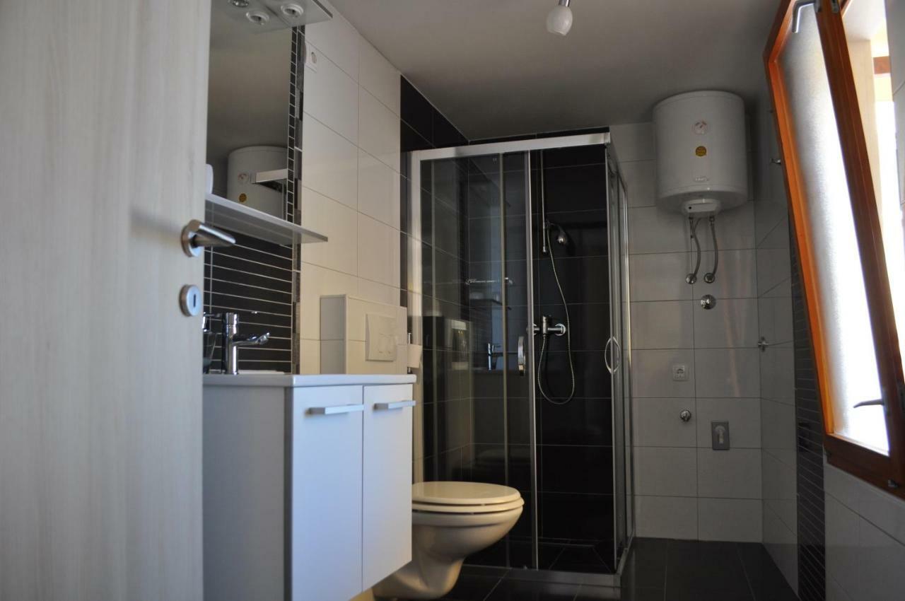 Bay Sascica Apartment Sali Bagian luar foto