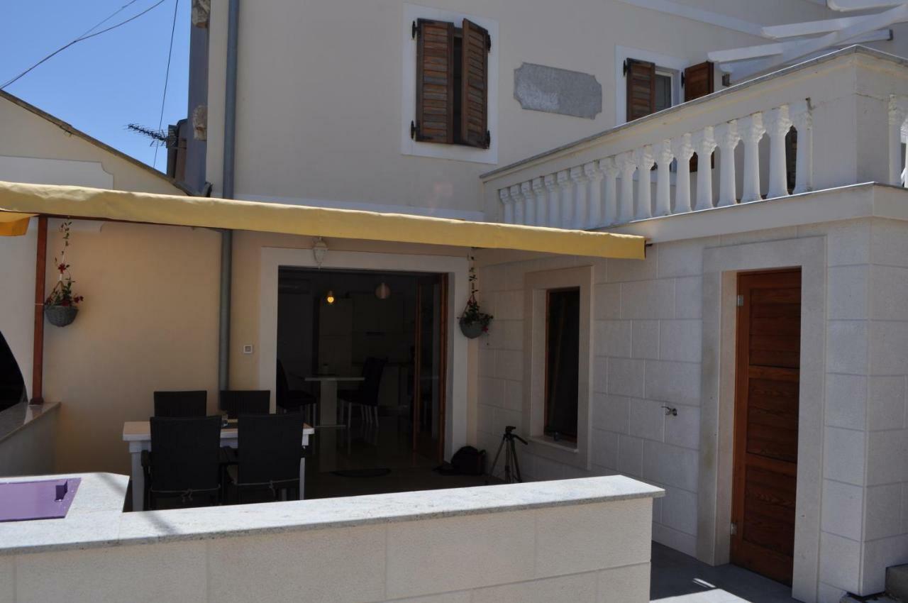 Bay Sascica Apartment Sali Bagian luar foto