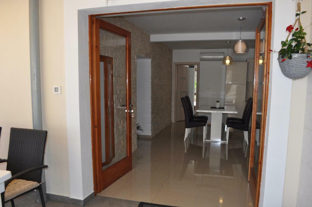 Bay Sascica Apartment Sali Bagian luar foto